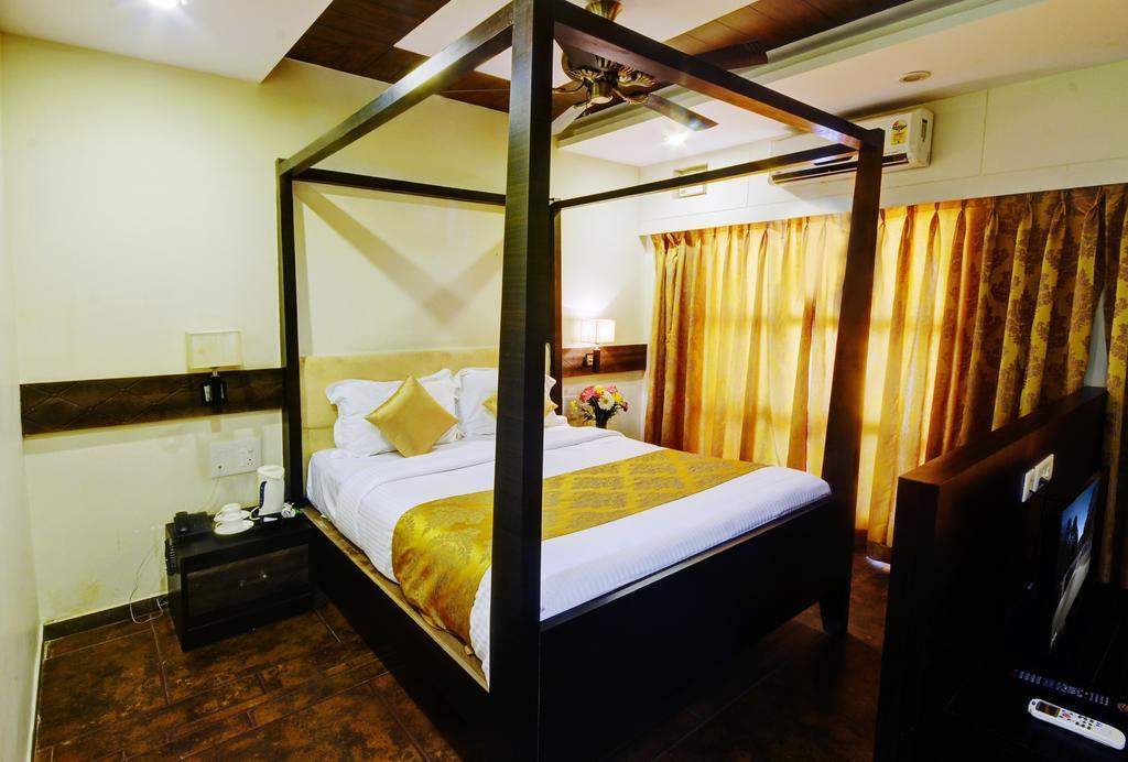 Resort De Crossroads Calangute Bagian luar foto
