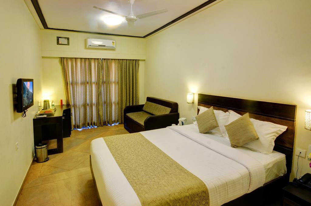 Resort De Crossroads Calangute Bagian luar foto