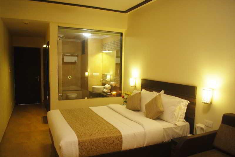Resort De Crossroads Calangute Bagian luar foto