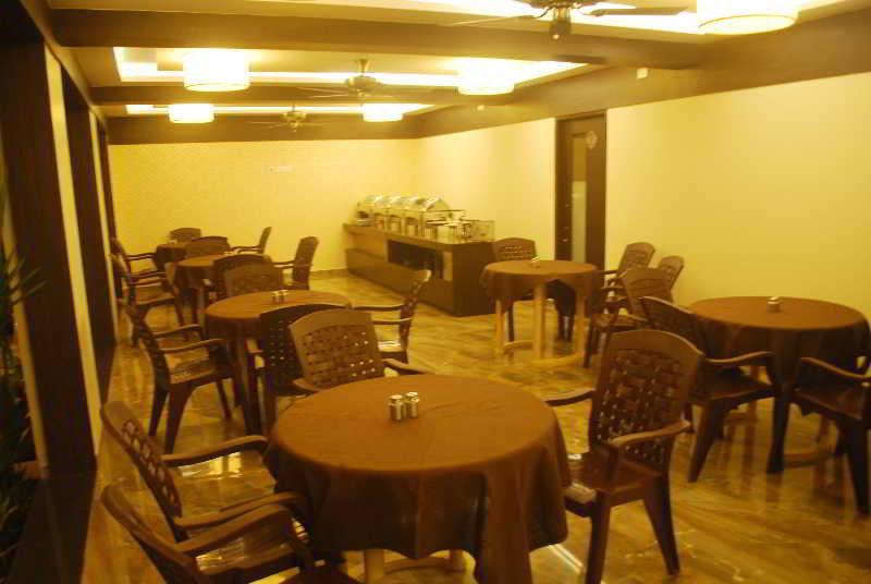 Resort De Crossroads Calangute Bagian luar foto