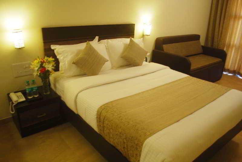 Resort De Crossroads Calangute Bagian luar foto