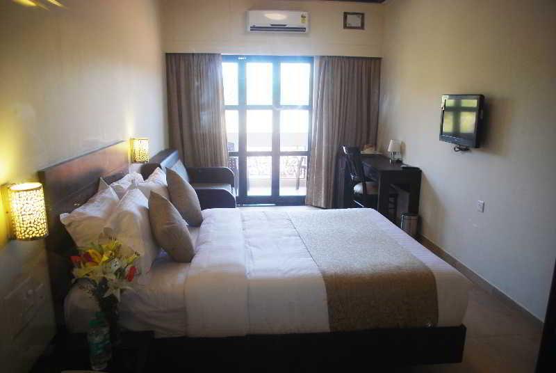 Resort De Crossroads Calangute Bagian luar foto