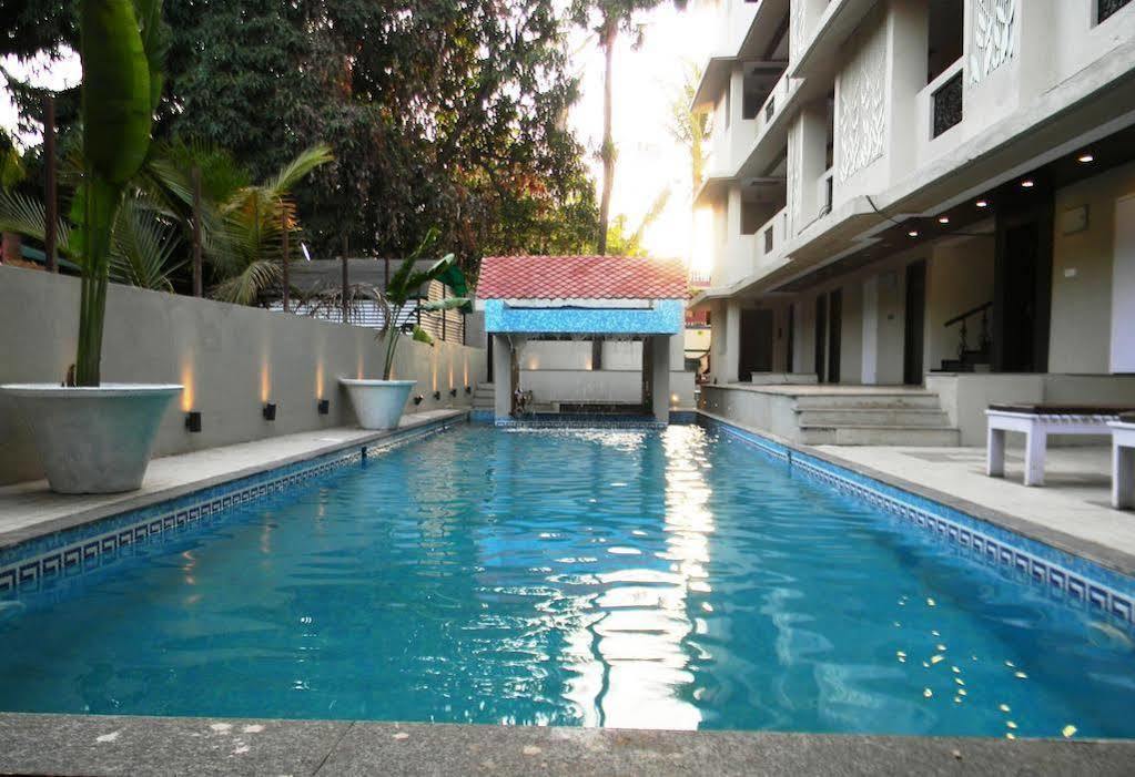 Resort De Crossroads Calangute Bagian luar foto